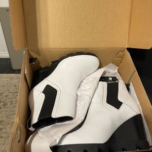 Sorel white booties 6.5 new never worn